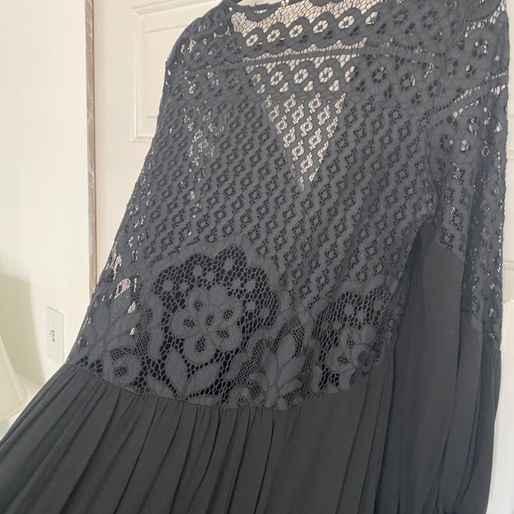 Maksa black lace-back & sleeve dress. Bottom is lined. Loose, comfortable shape - Picture 3 of 6